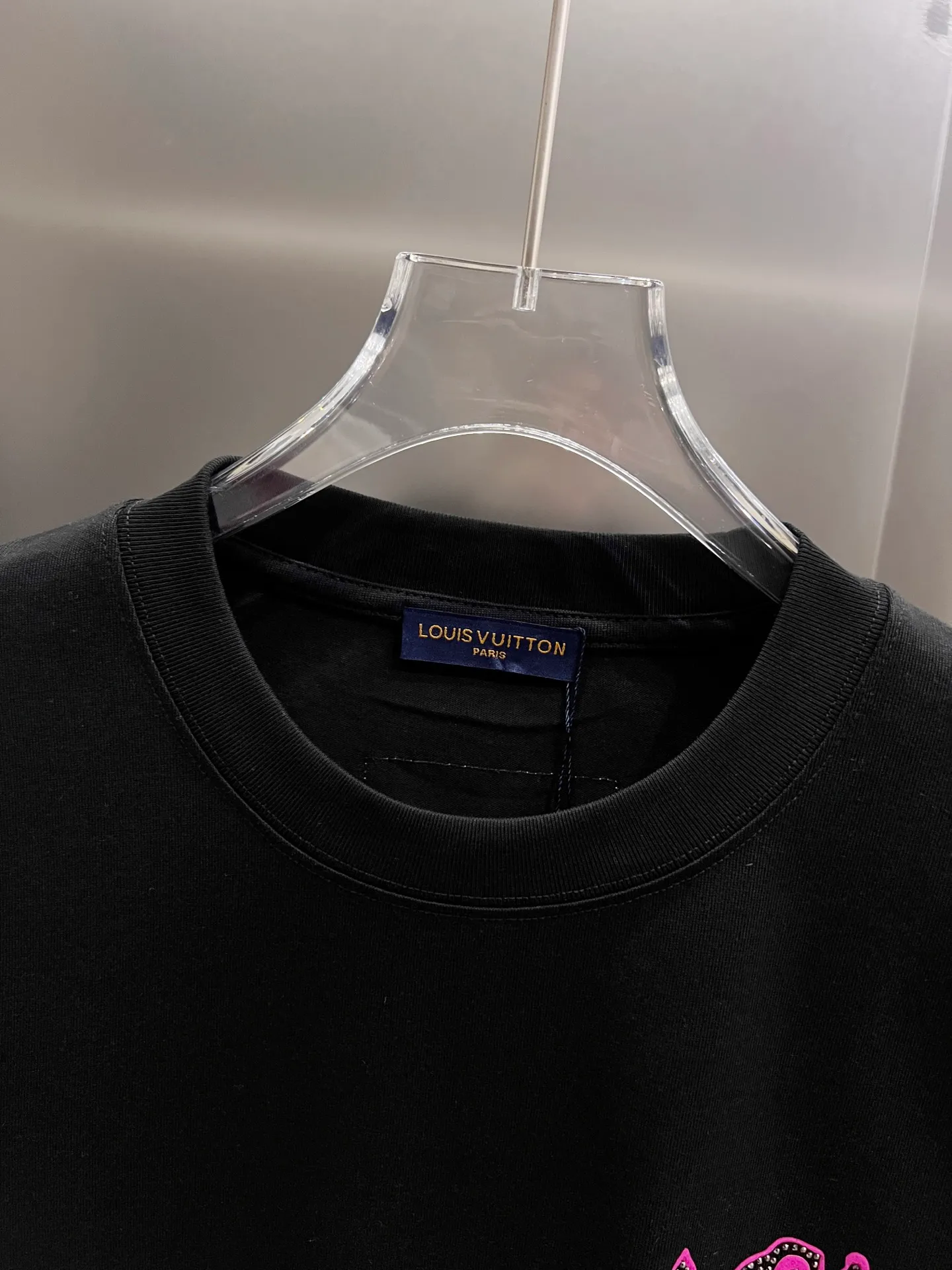 🅿️190 1v Louis* 2025 autumn and winter new style, classic letter three-dimensional foam printing + hot diamond process design, high-end version! Highly breathable and comfortable, customized double yarn plain cotton fabric. Short-sleeved T-shirt. Same style for men and women. Sizes S M L XL XXL Five sizes black white